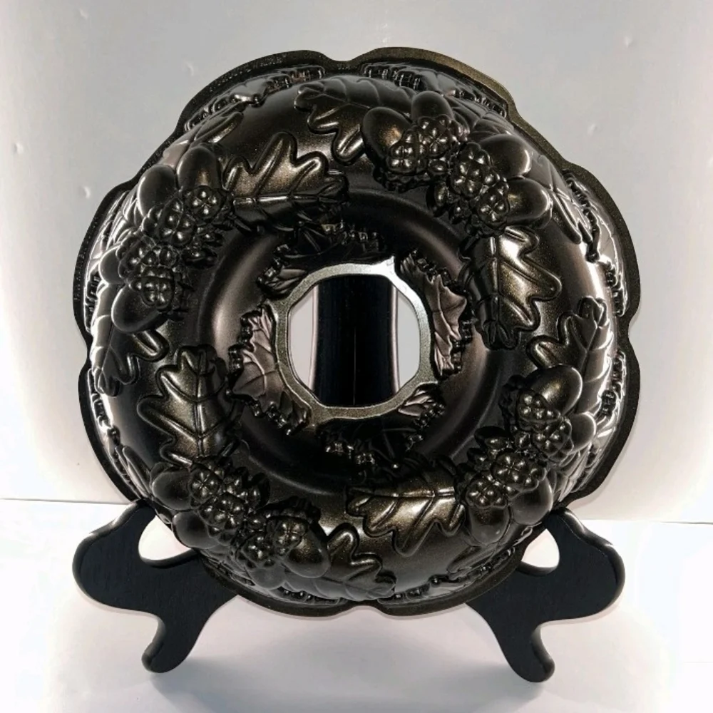 Nordic Holiday Christmas Thanksgiving Harvest Bundt Cake Pan Acorns Leaves